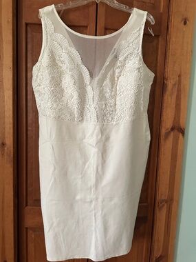 Sleeveless mesh sweetheart neckline